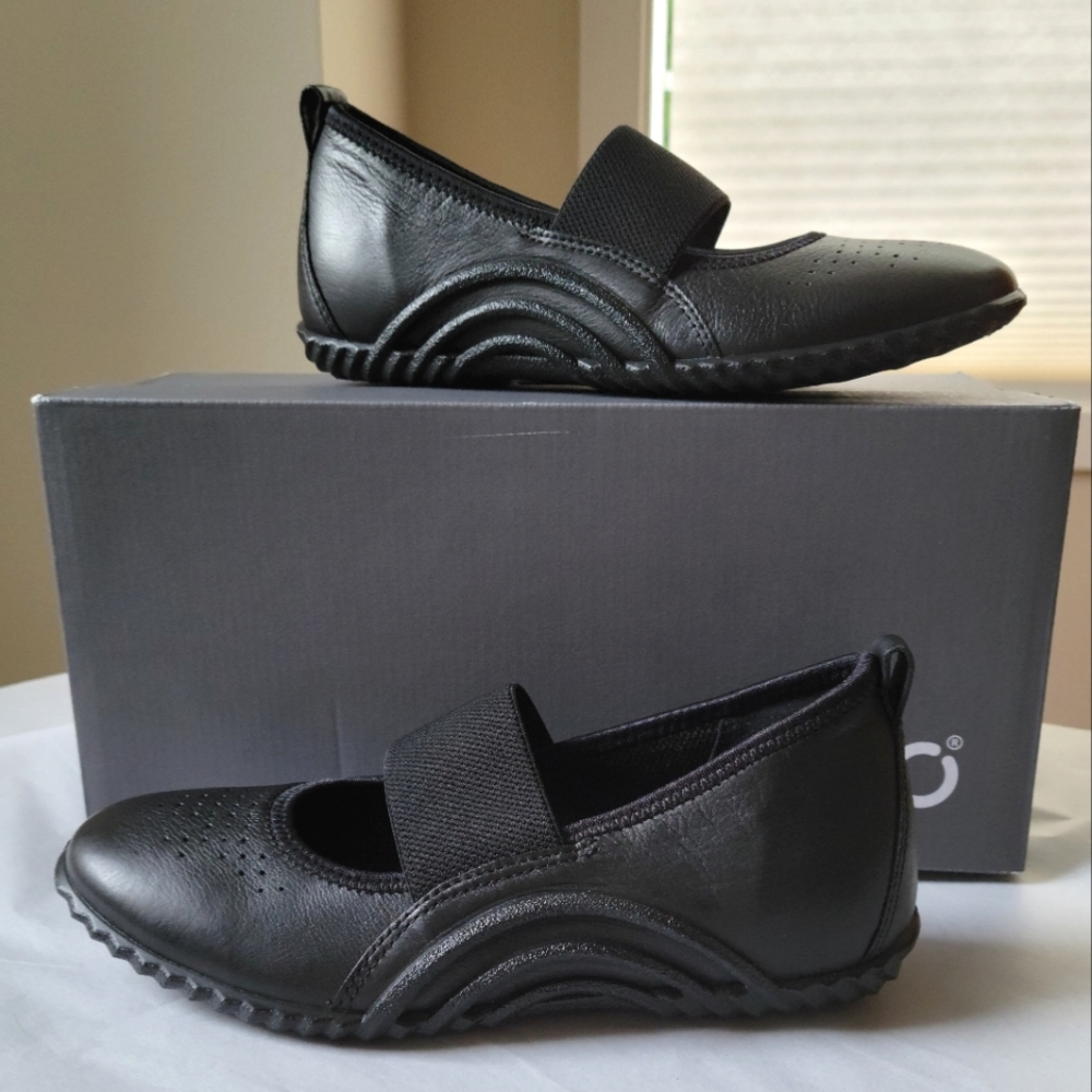 NIB Ecco Vibration Flats Size 4-4.5 (equal to 2.5-3 in kids) EU 35